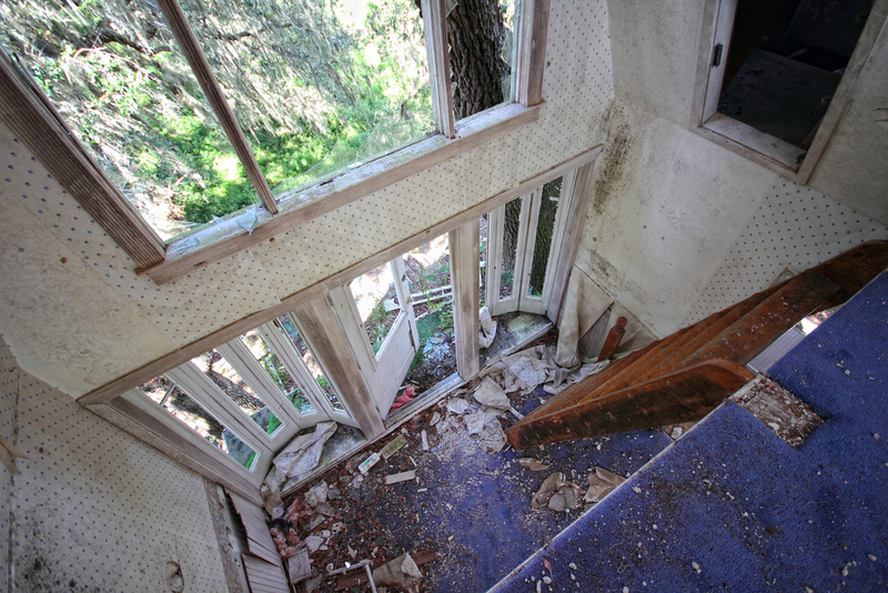 Illustration for article titled This abandoned playhouse was once an elaborate treehouse mansion